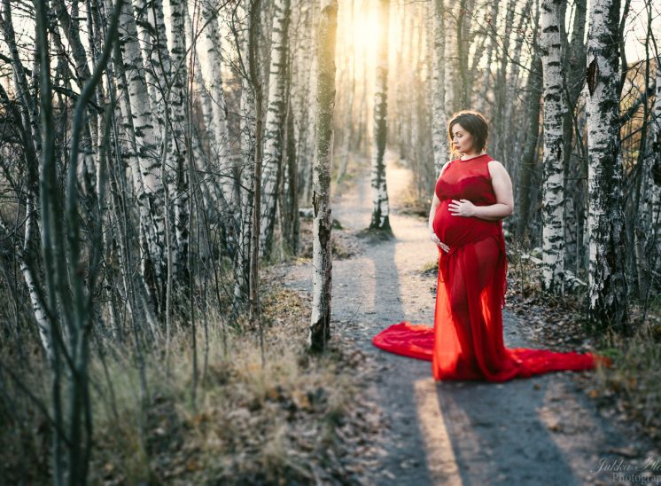 raskausajankuvaus masukuvaus helsingissä punaisessa mekossa