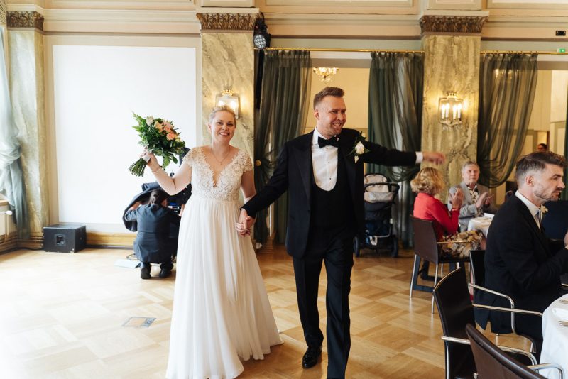 Hääkuvaus hotelli Klaus K juhlasali hääpari saapuu