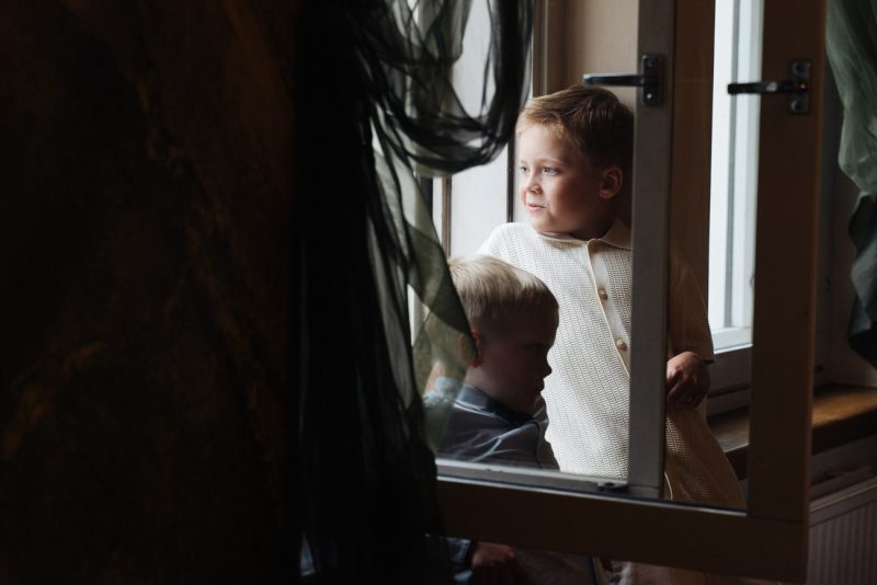 Hääkuvaus hotelli Klaus K juhlasali lapsia ikkunassa
