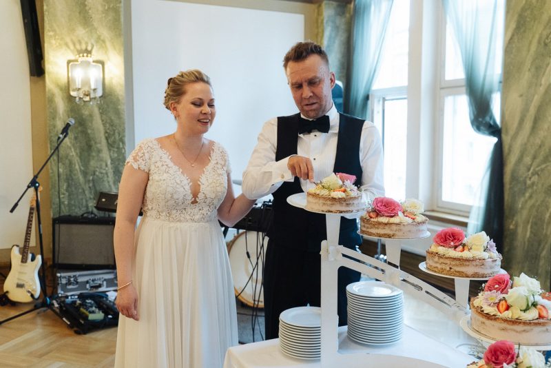 Hääkuvaus hotelli Klaus K juhlasali hääpari kakunleikkaus